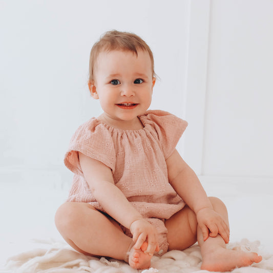 Embroidered romper with short sleeves