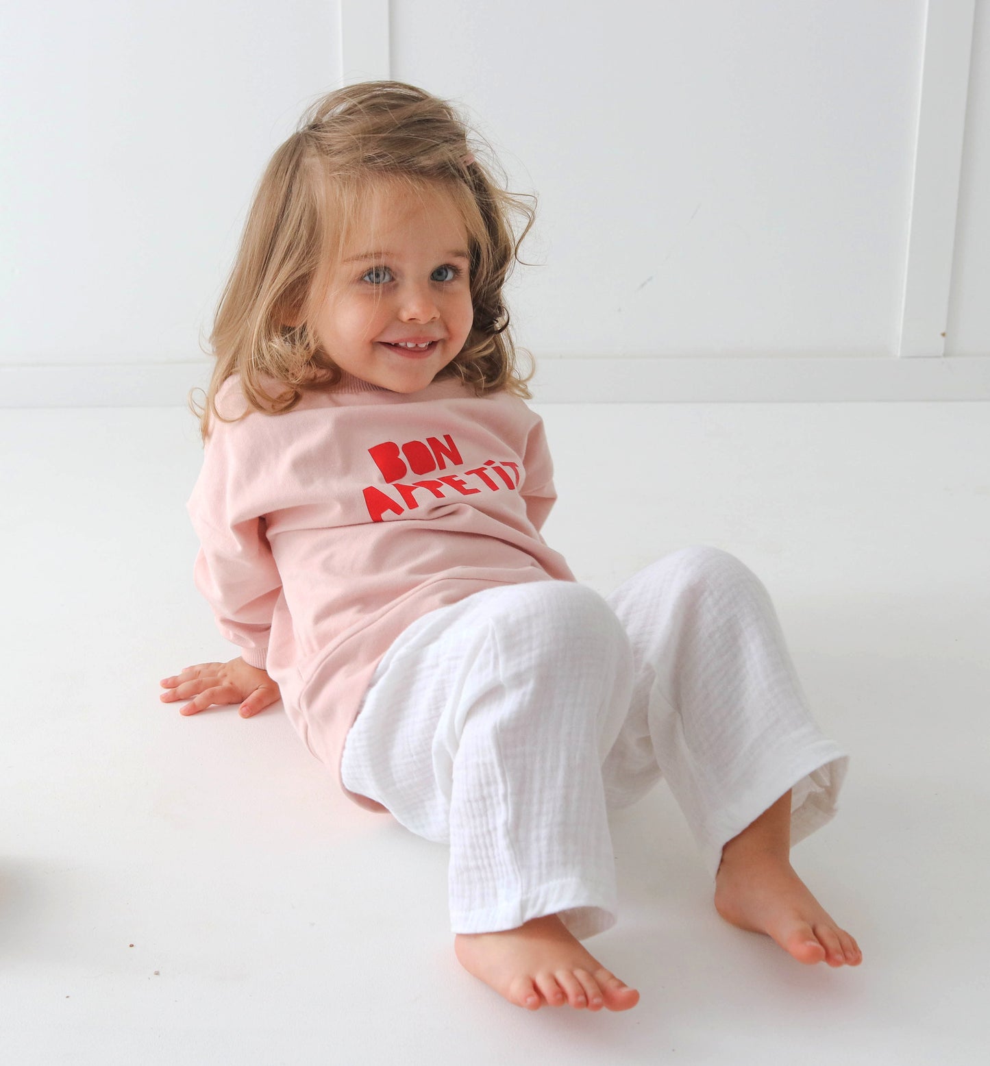 bon appetit! Bubblegum colour sweatshirt with a slogan